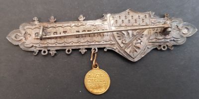 un gros plan d'un objet métallique sur lequel est posée une médaille d'or