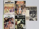 plusieurs livres sont alignés sur une surface blanche avec un fond blanc
