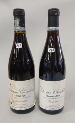 deux bouteilles de vin posées l'une à côté de l'autre sur une table