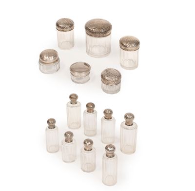un assortiment de salières et poivrières en argent et en verre sur fond blanc