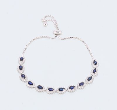 un bracelet en or blanc serti de saphirs bleus et de diamants
