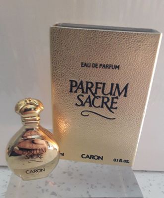l'image d'un flacon de parfum posé sur une table