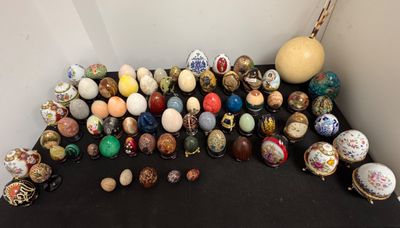 beaucoup d'œufs posés sur une table