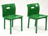 une paire de chaises d'école en plastique vert sur fond blanc