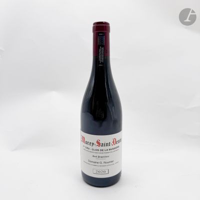 une bouteille de vin posée sur une table
