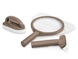 une loupe et une paire de ciseaux sur fond blanc