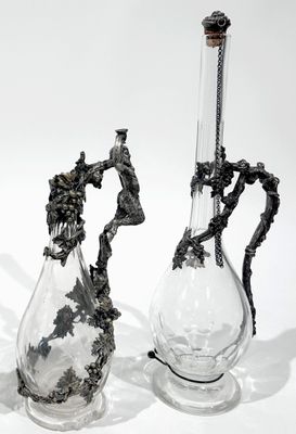 deux vases posés l'un à côté de l'autre sur une table