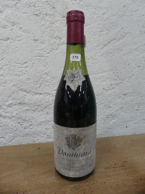 une bouteille de vin posée sur une table