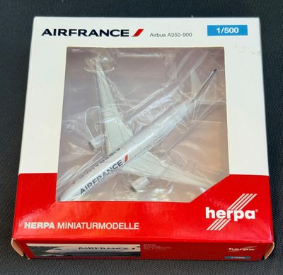 une boîte contenant un modèle réduit d'avion, posée sur une table