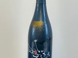 une bouteille de vin posée sur une table