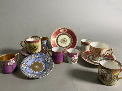 de nombreuses tasses et soucoupes posées sur une table