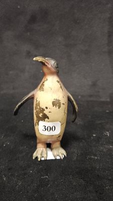 une petite figurine de pingouin munie d'une étiquette
