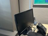 un bureau sur lequel se trouvent un ordinateur, un téléphone et d'autres appareils électroniques