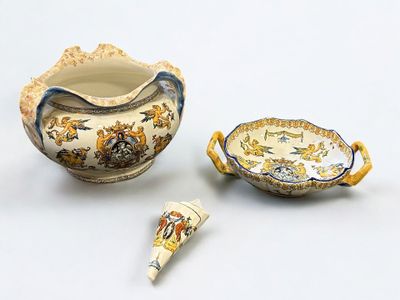 GIEN Cache-pot en faïence à décor Renaissance italienne, col…