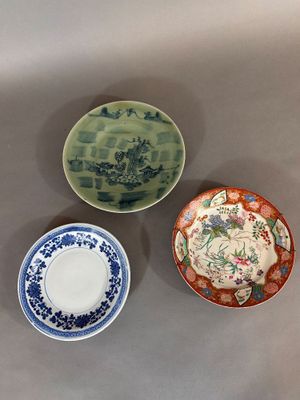 trois types d'assiettes différents posés sur une table avec un fond gris