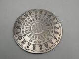 un gros plan d'une plaque métallique ornée d'un motif