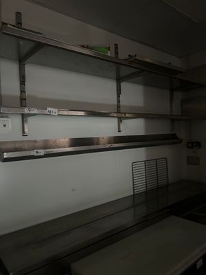 une cuisine vide avec de nombreuses étagères au mur