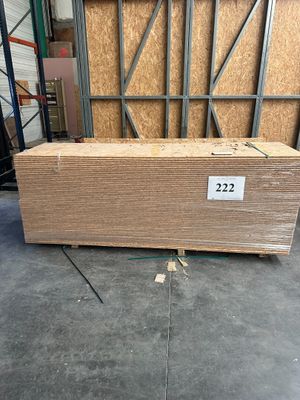 une caisse en bois posée sur une palette dans un entrepôt