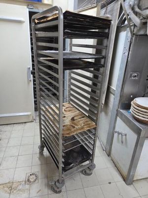 une photo d'une cuisine professionnelle avec un plateau de pain