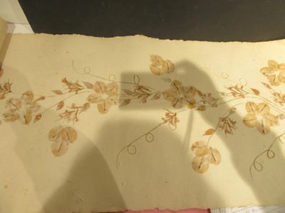 une personne qui tient un morceau de papier sur lequel sont dessinées des fleurs