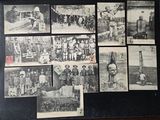 une photo en noir et blanc d'un groupe d'hommes et de femmes