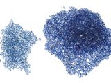 deux perles de verre bleues et blanches sur un fond blanc