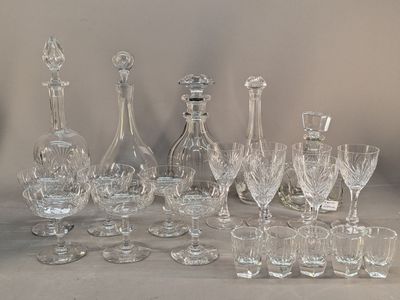 de nombreux verres et carafes posés sur une table