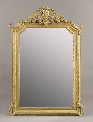 un miroir au cadre doré ouvragé sur fond blanc