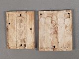 deux morceaux de bois percés de trous, posés sur une surface grise