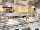 une cuisine qui offre beaucoup d'espace de plan de travail