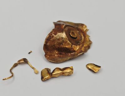 un morceau d'or posé sur une table
