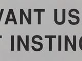 a street sign that says suvant usage et instinct