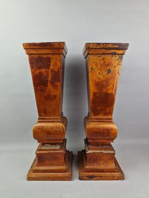 une paire de vases anciens en bois sur socles, sur fond blanc