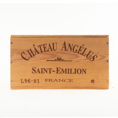 une boîte en bois sur laquelle est accrochée une pancarte indiquant « Château Angelus »