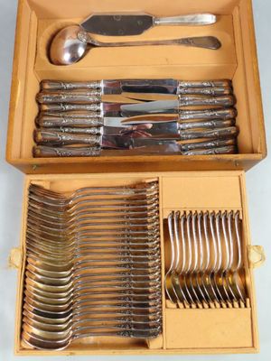 une boîte en bois contenant de l'argenterie sur une table
