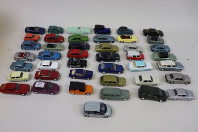 un grand nombre de voitures-jouets qui se trouvent sur la table
