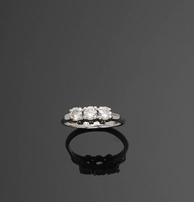 Bague en or gris 18K (750), sertie de 3 diamants ronds de ta…