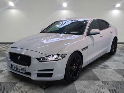 La Jaguar blanche est garée sur un sol à damier.