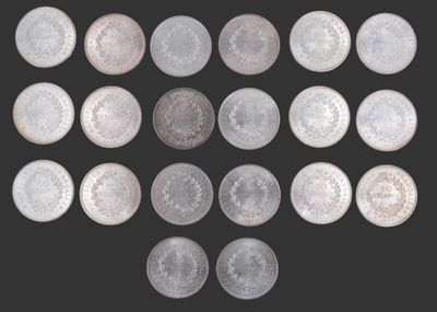une image représentant une collection de pièces d'argent sur fond noir