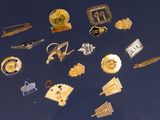 de nombreuses épingles et broches sur un fond bleu