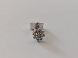gros plan d'une bague en argent sur une surface blanche