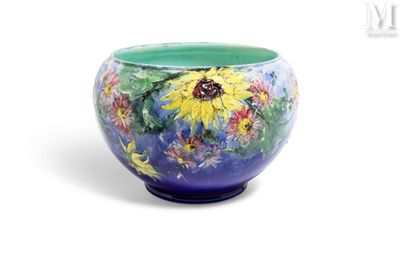 un vase coloré orné de fleurs peintes sur fond blanc