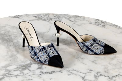 Mules Chanel en tweed noir et blanc à bout pointu