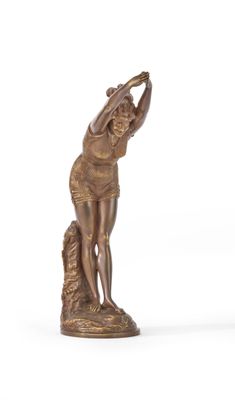 figurine en bronze représentant une femme tenant un oiseau sur un rocher