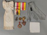 un assortiment d'articles comprenant notamment une cravate, une médaille et d'autres objets