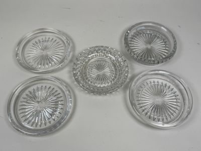 six assiettes en verre transparent posées sur une table blanche, sur fond blanc