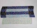 trois morceaux de tissu sont disposés sur une surface blanche