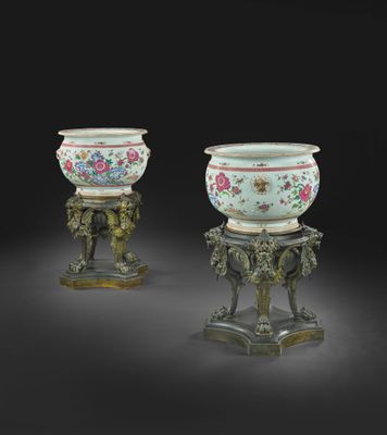 paire de vases chinois de style « famille » sur socles