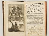un vieux livre sur lequel figure l'image d'un homme assis par terre