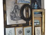 de nombreuses photos encadrées sur le mur de cette pièce